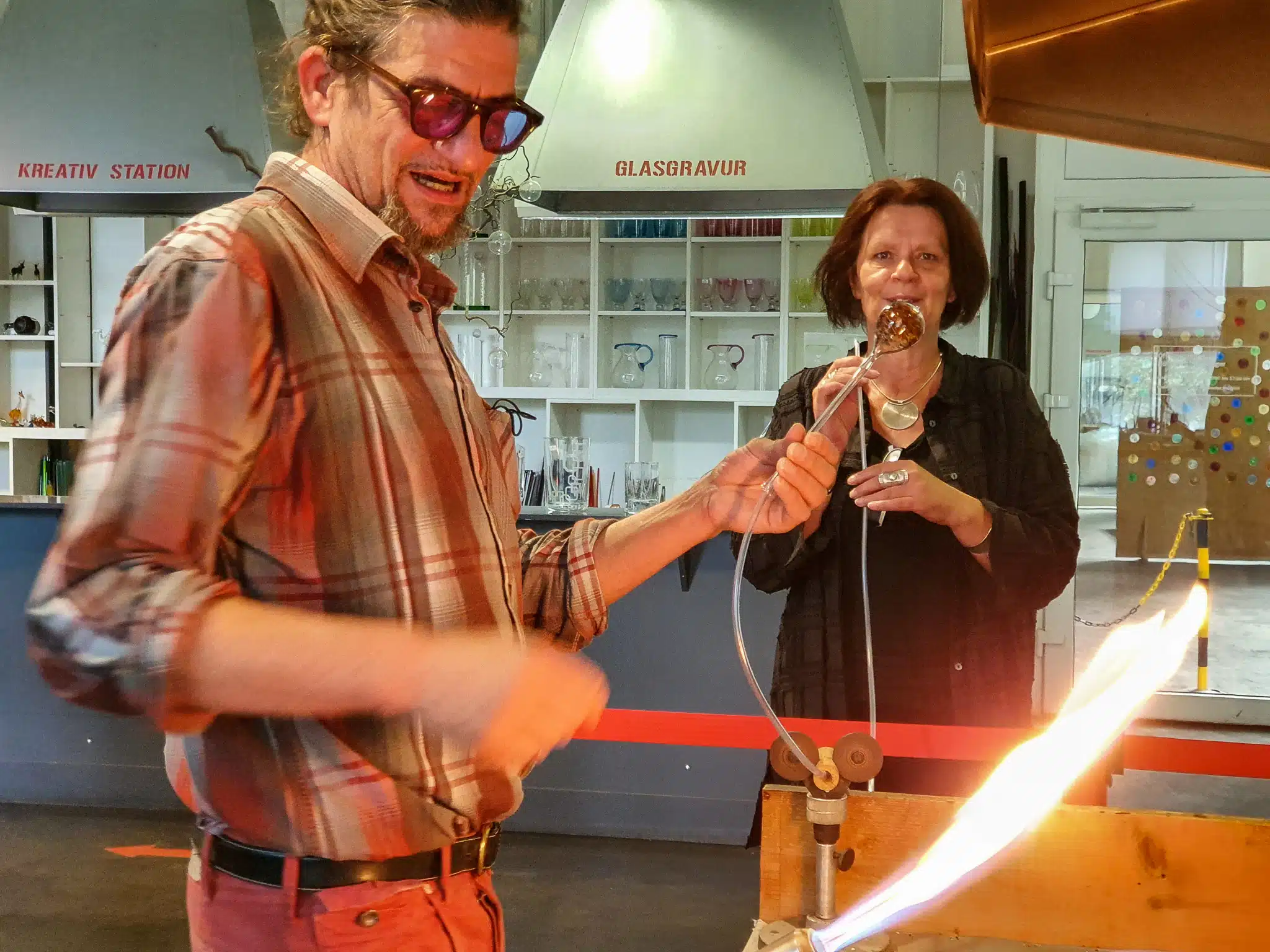 Traumkugelblasen mit den KunstglasbläserInnen in der Schauwerkstatt