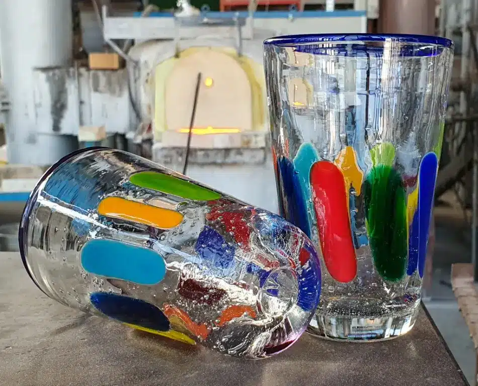Bunt, bunter, Pueblo - das Glas farbenfroher Lebensfreude auf Wälzplatte vor dem Glashüttenofen