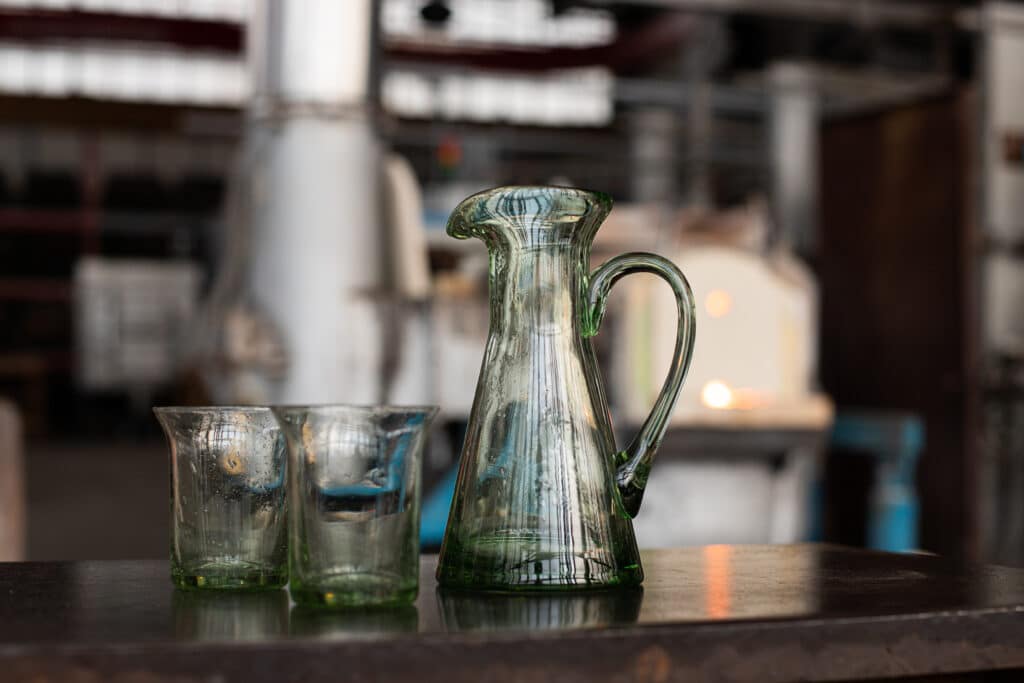 Original Thüringer Waldglas Goethekrug und Goethewasserglas auf Wälzplatte an Glashüttenofen
