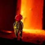 Glasfigur Elias Greiner Vetters Sohn vor zugesetztrem glühenden Ofeloch