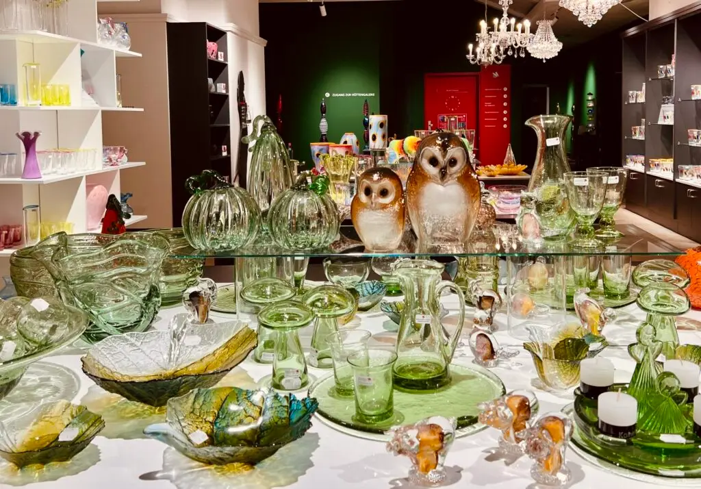 Blick ins Glasstudio – den Themenshop für Glaskunst-Unikate in der Farbglashütte Lauscha – ELIAS Glashütte. Zu sehen sind Thüringer Wadglas und weitere Dekorationen aus Glas.